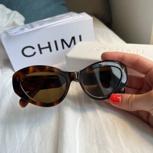 CHIMI 09 Tortoise - Helt nya chimis i modellen 09 med färg tortoise. Oanvända. Säljer då jag köpt fel färg. Fodral och kartong medföljer.