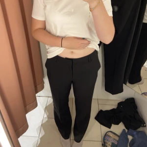 Gina tricot straight kostymbyxor  - Kostymbyxor från Gina i str 42❤️har använt dem fåtal gånger och är i fint skick utan några defekter, 250 + frakt💕passar perfekt nu till hösten💖