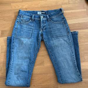 Guess Lowwaisted jeans med lite bootcut köpa på Plick Tyvärr för små:( 35 cm midjemått 80 cm innerbenslängd