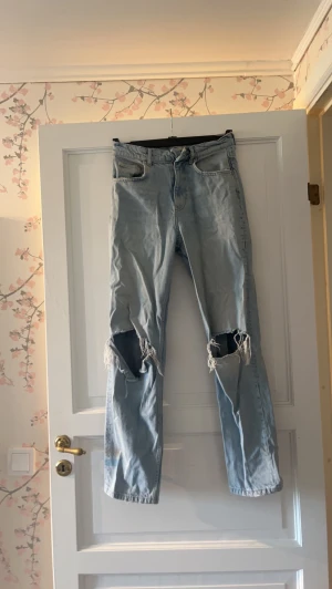 Straight gina tricot jeans - snygga straight gina jeans, saknas tyvärr knapp vid gylfen. inga problem att sy dit eller använda skärp. utöver det väldigt fint skick, storlek 36⚡️