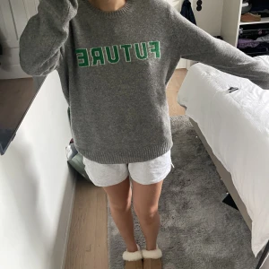 Future Kashmir tröja  - Kashmir från from future i en grå färg, grön text på. Perfekt Kashmir i ett tjockare material. Andvänt fåtal gånger. 