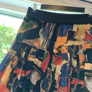 Mönstrad kjol - Mönstrad kjol köpt i en antikbutik i Stockholm. Jättefina färger och mönster. Älskar den så mycket men sitter lite fel på mig tyvärr. 