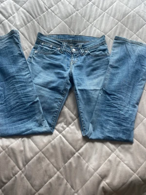 Lågmidjade Levis jeans  - Jätte fina lågmidjade Levis Jeans. Säljer pga av att dom har blivit lite för korta för mig då jag är 172. Byxlängd ca 105 cm