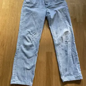 Säljer dessa Levi’s jeans i storlek (står inte på jeansen men om jag kommer ihåg rätt) W27 L30. Är i princip oanvända(: