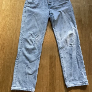 Levi’s 501 - Säljer dessa Levi’s jeans i storlek (står inte på jeansen men om jag kommer ihåg rätt) W27 L30. Är i princip oanvända(: