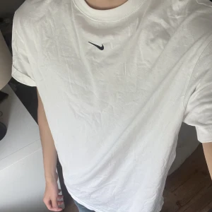Nike T-shirt L - Vit Nike T-shirt i storlek L som ny!