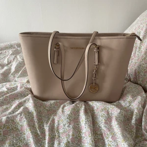 Michael Kors jetset stor - Jättefin jetset väska från Michael kors som knappt är använd. Köpt för ca 3/4 år sedan på Michael kors butik säljer då den inte kommer till användning 