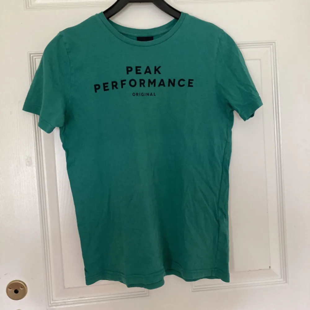 Peak performance t shirt strl 170 . T-shirts.