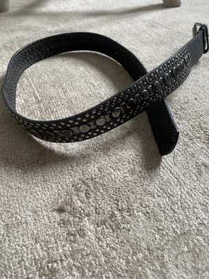 Skärp med nitar ifrån gina tricot - Snyggt grått skärp med nitar