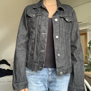 Svart jeansjacka - Svart jeans jacka som tyvär inte kommer till användning. Perfekt nu till hösten💓