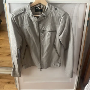 Skinnjacka - Beige skinnjacka 