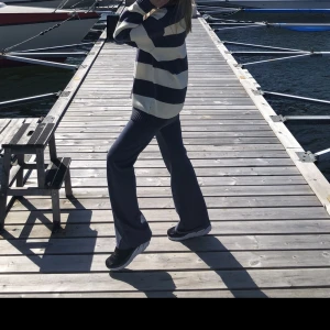 Brandy stickad oversized - Blå och vitrandiga 