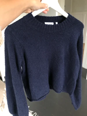 Mysig tröja - En mysig stickad tröja, mörkblå från weekday. Lite kortare