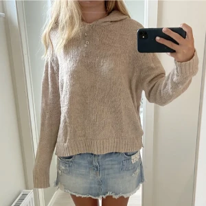 Stickad hoodie💞 - Säljer min otroligt fina och sköna stickade tröja som liknar den från soft goat💞 Den är verkligen helt perfekt nu till hösten och passar till allt⭐️