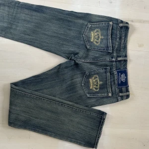 Viktoria beckham jeans - Skitsnygga Vicktoria Beckham jeans! Superbra skick och jättefina. Jag brukar ha storlek 36/38 i jeans och är 170lång🤍🤍 tar emot prisförslag⭐️