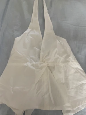 Halterneck linne  - Halterneck linne från zara. Aldrig använt.