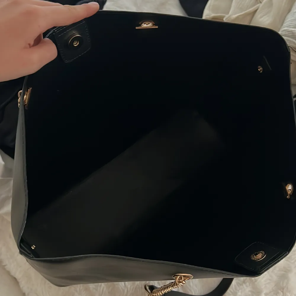 Säljer denna svarta större väska m guld kedja som handtag. Märket är ”Anna field”. Aldrig använd, nyskick. Säljer för 350 kr. Köparen står för frakten! . Väskor.