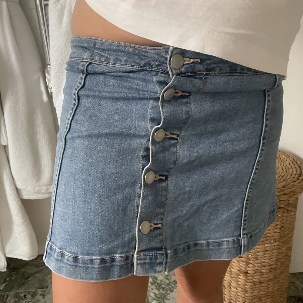 Unika jeans kjol!!! Storlek 152 men väldigt stretchigt material så passar bra på mig som oftast använder s-m🥰. Kjolar.