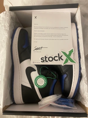 Jordan 1 - Säljer nu mina Jordan 1 royal blue eftersom dom inte kommer till användning, dom är som nya och har använts en gång. Boxen finns fortfarande. I andra bilden ser man skorna lite tydligare i första bilden ser ni att dom är köpa från stockx. Priset är fast