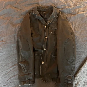 Emporio Armani Simin T jacka - Säljer en Emporio Armani Simin T. Storlek L  Skriv vid funderingar.