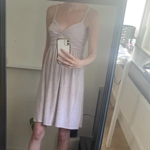 Ljusrosa sommarklänning  - Jätteskön och ledig sommarklänning i ljusrosa. Inbyggd behå.  Märke: american dream Storlek: S