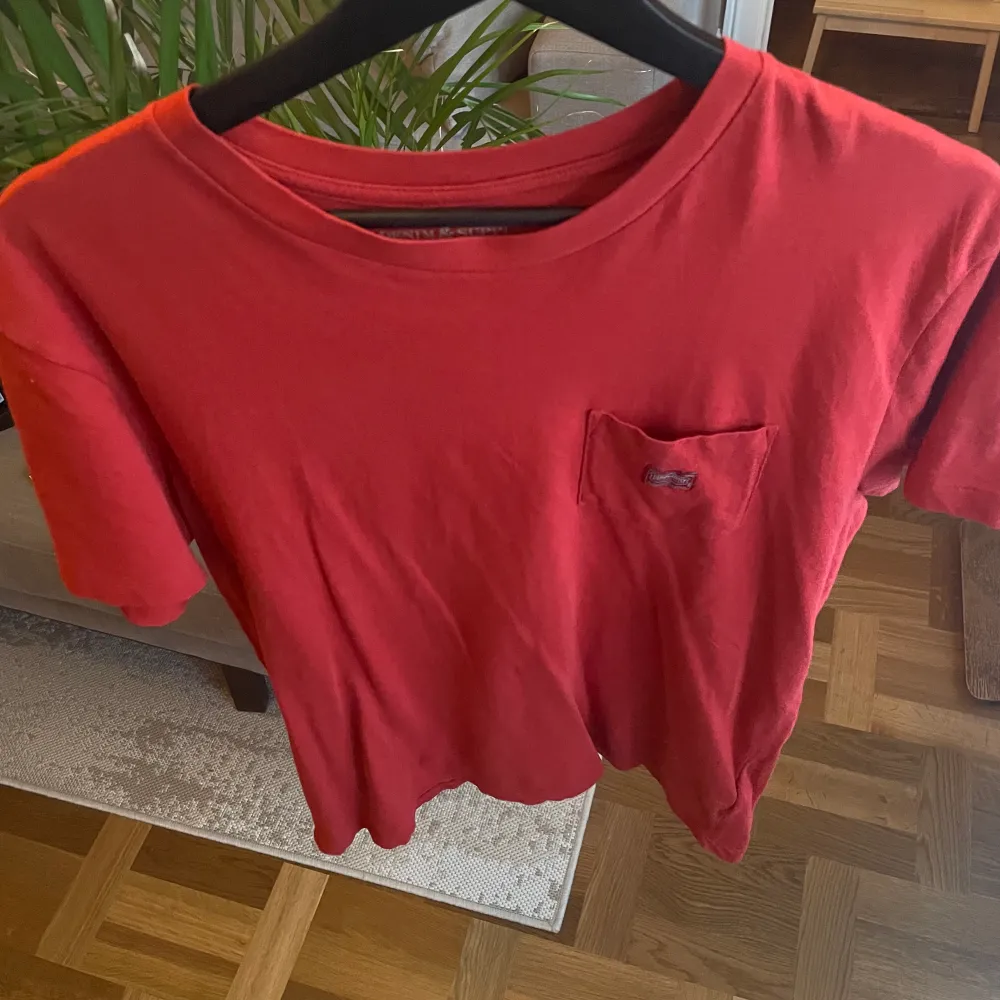 Helt ny t-shirt i vibrant röd färg från Denim & Supply Ralph Lauren. T-shirts.