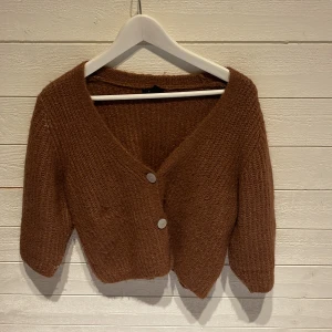 Stickad kofta  - Hur söt kofta som helst med kortare armar 