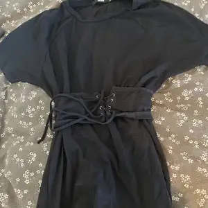Stor tröja från bikbok som man kan knyta i midjan Man kan även använda som en kort klänning  