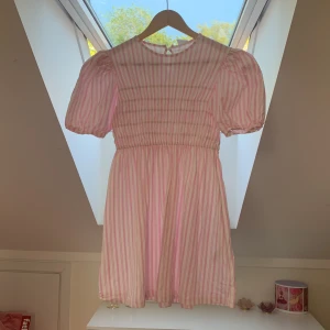 Fin Zara klänning helt oanvänd i toppen sik - En jätte gullig klänning från furra årets zara barn kollektion passar på storlek 10-13 plommonet lite om Madicken köpt för 400 kr och helt oanvänd