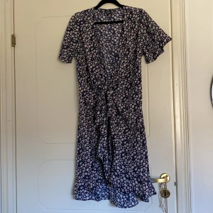 Wrapklänning - Sommarklänningen i perfekt marinblå 