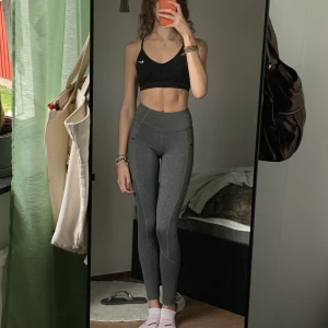 Soc träningstights - Jättesnygga gråa träningstights från soc med fikor på båda sidorna. Säljer dessa för de kommer ej till användning då de är för tajta på mig. Har två små hål på ena knäet som man knappast kan se :)