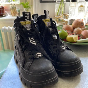 Buffalo Aspha Nc Mid str 37 - Buffaloes som använts ca 3 gånger. Originalkartong finns Storlek 37  