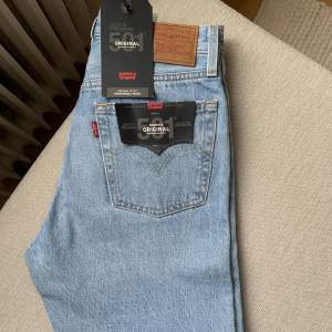 Ett par helt nya levi's jeans i dammodell. I deras original 501 modell. Storlek w26 L30  Nypris 1249kr.  Mittpris 700kr
