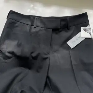 Svarta helt nya kostymbyxor med prislappen kvar!!🙌🏼Innerbenslängd: 82 cm. Midjemått: 86 cm. Säljs för 250kr + frakt!💫