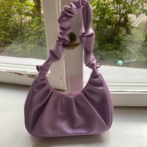 Väska  - Fin sommarväska i pastell lila färg 💕köpt på arkivet på Östermalm för 400 