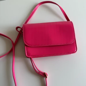 Liten rosa väska  - Liten skrikrosa väska 