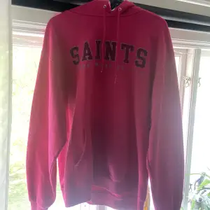 Snygg och somrig college hoodie från Champions! Köpt secondhand från Selectvintage. 
