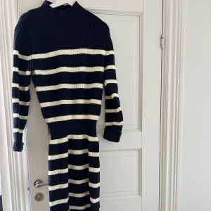 Adoore - Stickad adoore klänning