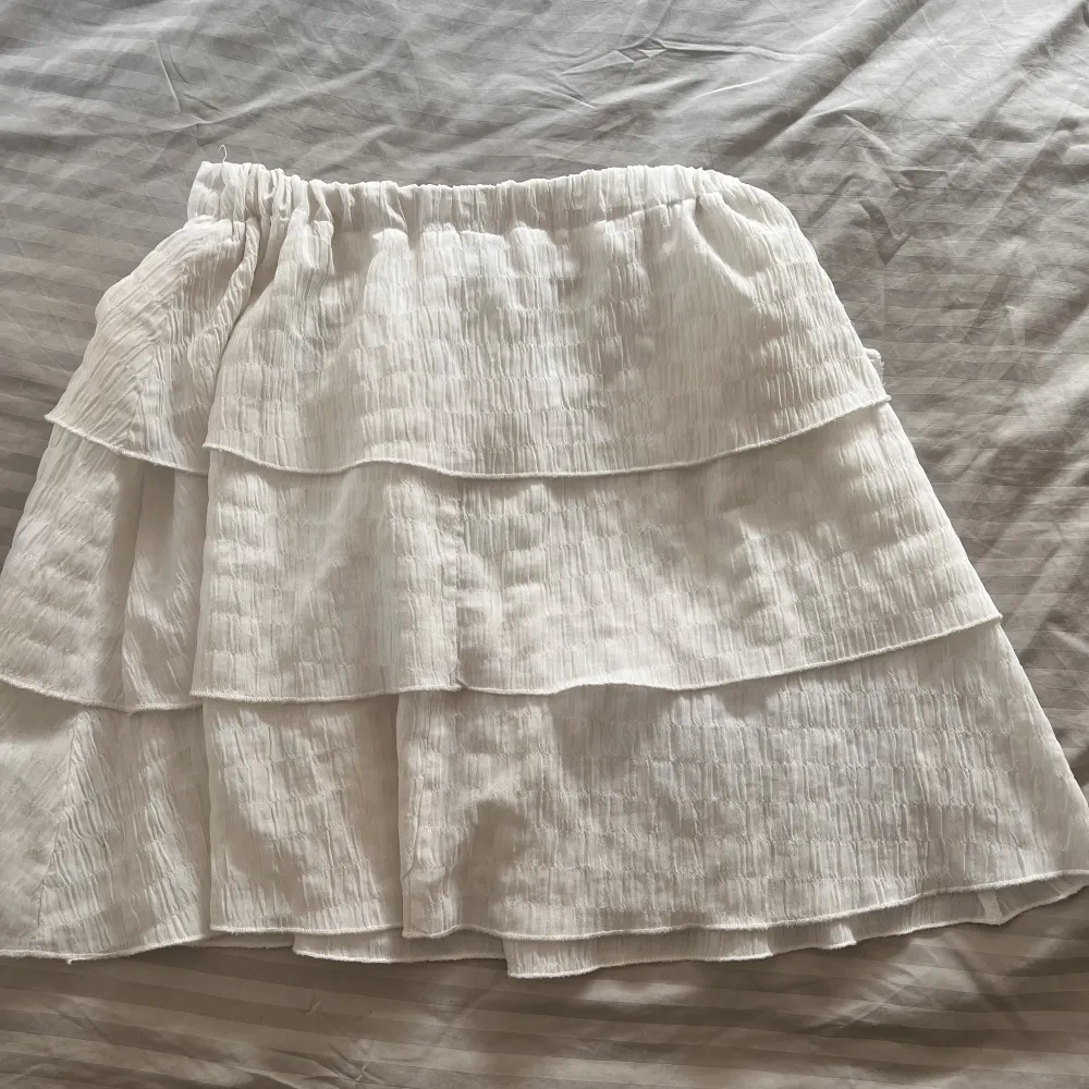 Säljer denna kjolen från Shein 🫶🏼. Kjolar.