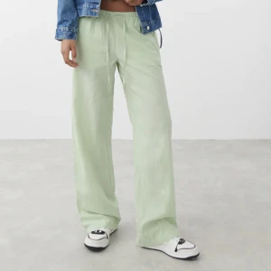 Linnebyxor  - Gröna linnebyxor från Gina storlek S. Helt nya använda 1 gång, inte min stil.  Köptes för 400🌺🌸🌱🌷gröna lågmidjade eller högmidjade