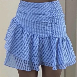 Zara kjol - Säljer denna jättefina kjolen från hm! Är i toppen skick💗 Frakt ingår ej