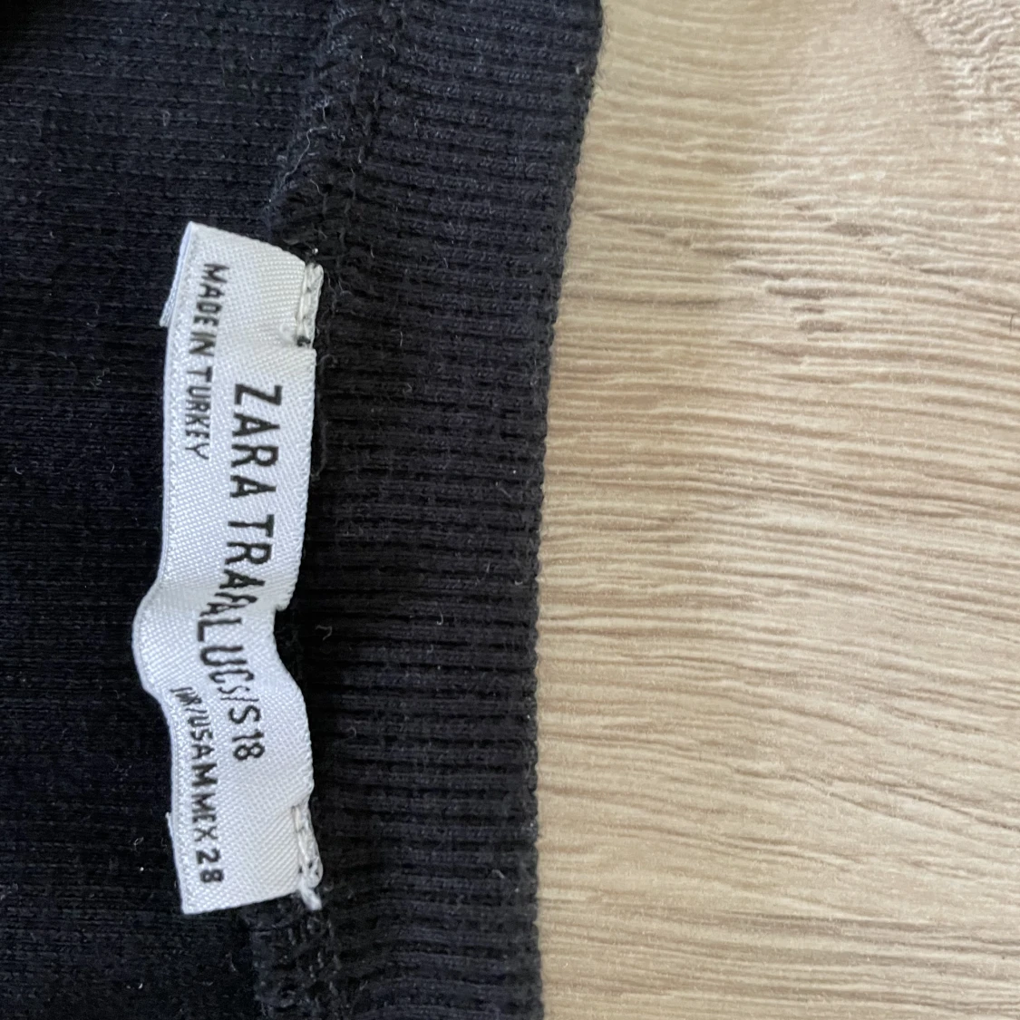 Blus med vita sten på armarna - 91