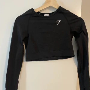 Gymshark topp - En jättebra träningströja från Gymshark. (Knappt använd) Den är i storlek M men skulle säga att den är lite liten i storlek så passar S mer.  