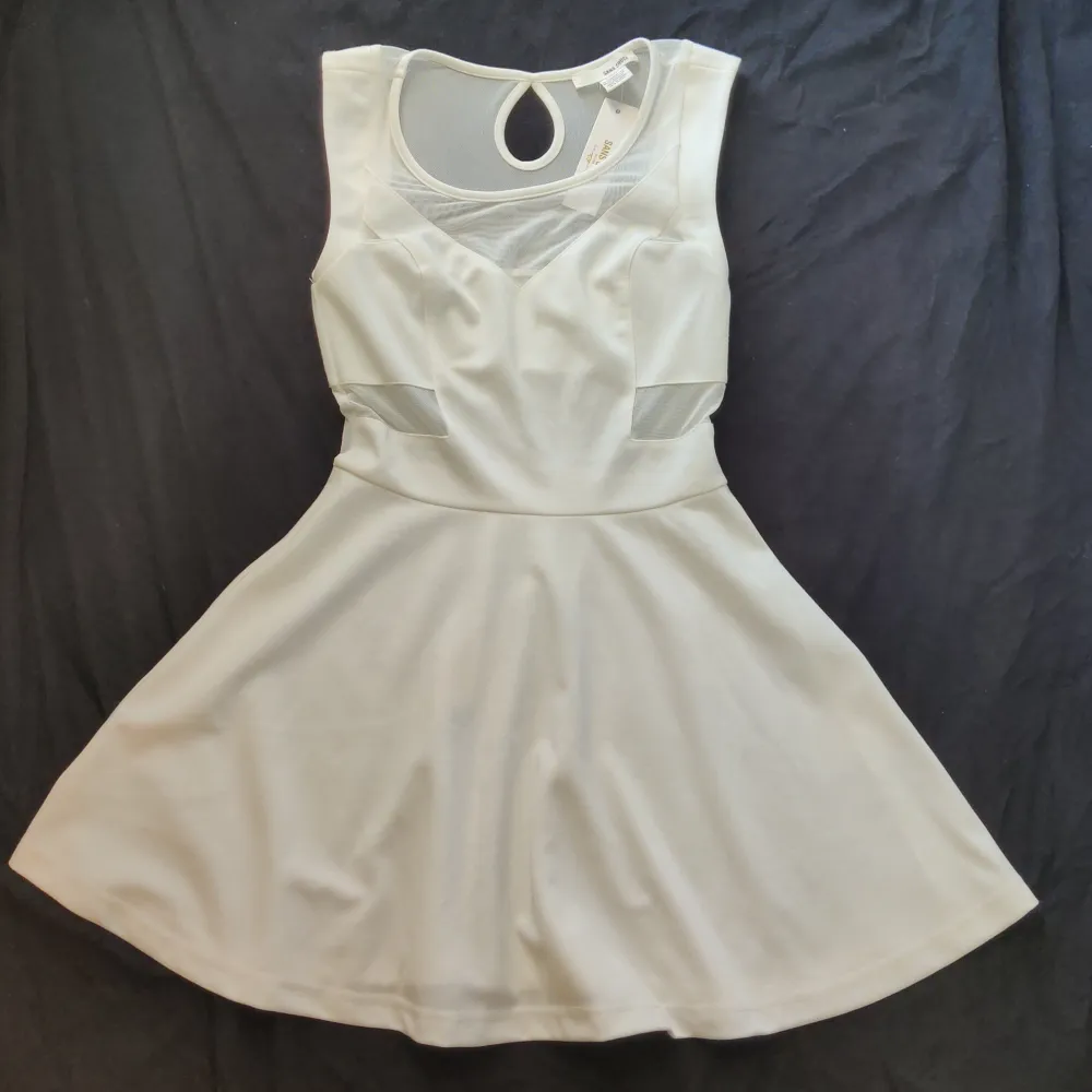 Oanvänd vitt klänning stl S med prislapp på, passar 34/36.. Klänningar.