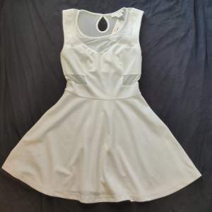 Oanvänd vitt klänning stl S med prislapp på, passar 34/36.