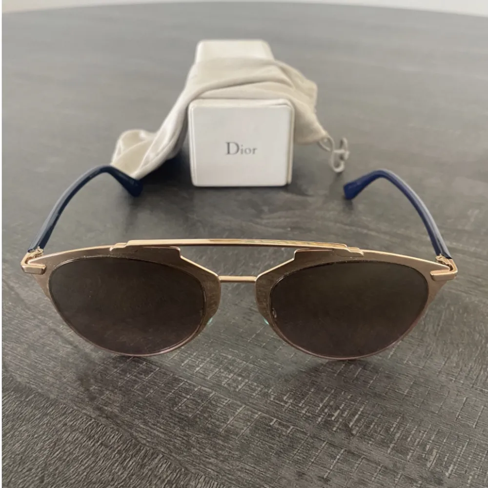 Christian Dior 'Reflected' solglasögon med guldmetallram och mörkblå skalmar. Guld speglade rosa linser. Har använts få gånger och säljs då det inte kommer till en användning. Inköpta på NK i Göteborg för cirka 4000kr . Accessoarer.