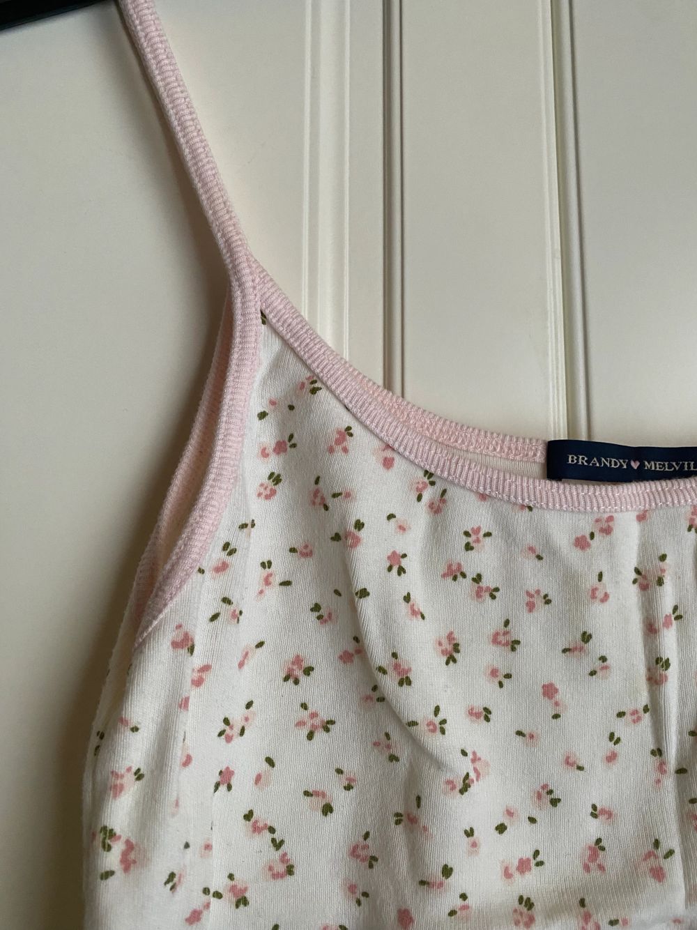 Säljer detta linne från Brandy Melville då den har bara varit i min garderob och aldrig blivit använd. Köpt på Depop för 300kr+tull. Passar XS/S! Använd köp nu!. T-shirts.
