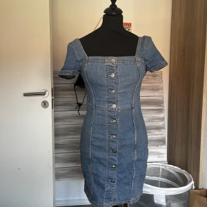Jeans klänning  - Jätte fin jeans klänning som tyvärr är för kort för mig (176cm)  i fint skit och år stretchig.  Skulle säga att kälkåkningen passar bäst med någon i storleken S. 