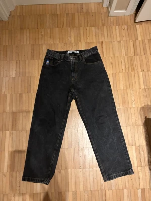 Polar skate 93 - Säljer mina sparsamt använda jeans från polar skate. Knappt tecken på användning, skriv för fler bilder. Köpt för 1300kr för två månader sedan. Möts upp i Sthlm eller fraktar vartsom :)