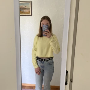 Fin tröja från Bikbok - Fint skick. Helt utan fläckar. Endast använd fåtal gånger. Passar dig som har storlek S. Tröjan sitter ganska löst förutom i ärmarna där den är lite tightare. Om du vill ha tröjan fraktad står du för frakten själv. Annars om du bor nära kan vi mötas upp.